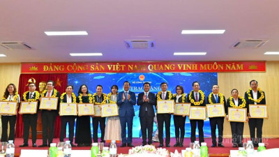 Công bố kết quả xuất nhập khẩu năm 2025 và doanh nghiệp xuất khẩu có thành tích xuất sắc năm 2024