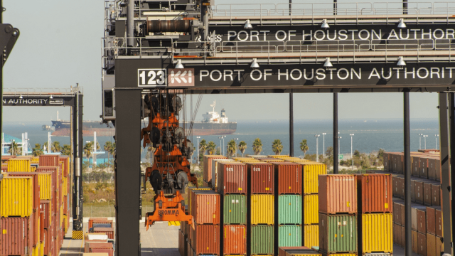 Hoa Kỳ tạm nới lỏng quy định quá cảnh hàng hóa giữa các cảng biển trong 60 ngày để giảm áp lực giá xăng dầu