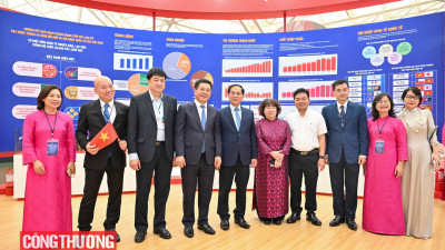 Phó Thủ tướng Bùi Thanh Sơn thăm triển lãm thành tựu ngành Công Thương