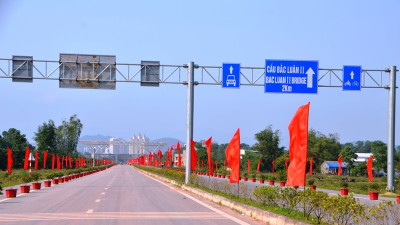 Cầu Bắc Luân II thúc đẩy giao thương biên giới