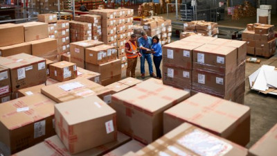 Hàng hóa xuyên biên giới ồ ạt vào thị trường Việt Nam: Doanh nghiệp Việt cần làm gì?