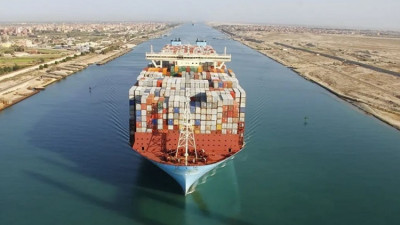 Doanh thu kênh đào Suez giảm mạnh; EU thành lập lực lượng bảo vệ tàu hàng ở Biển Đỏ
